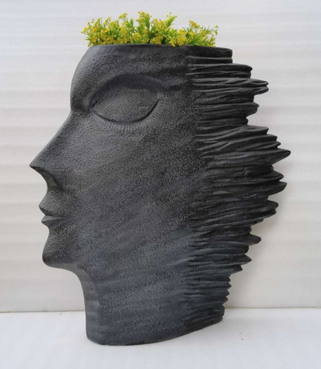 Outdoor planter setting